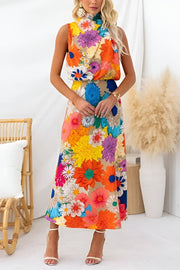 Sommer | Ärmloses Maxikleid mit Bindeband am Hals, taillierter Schnitt, Blumendruck – Blumig
