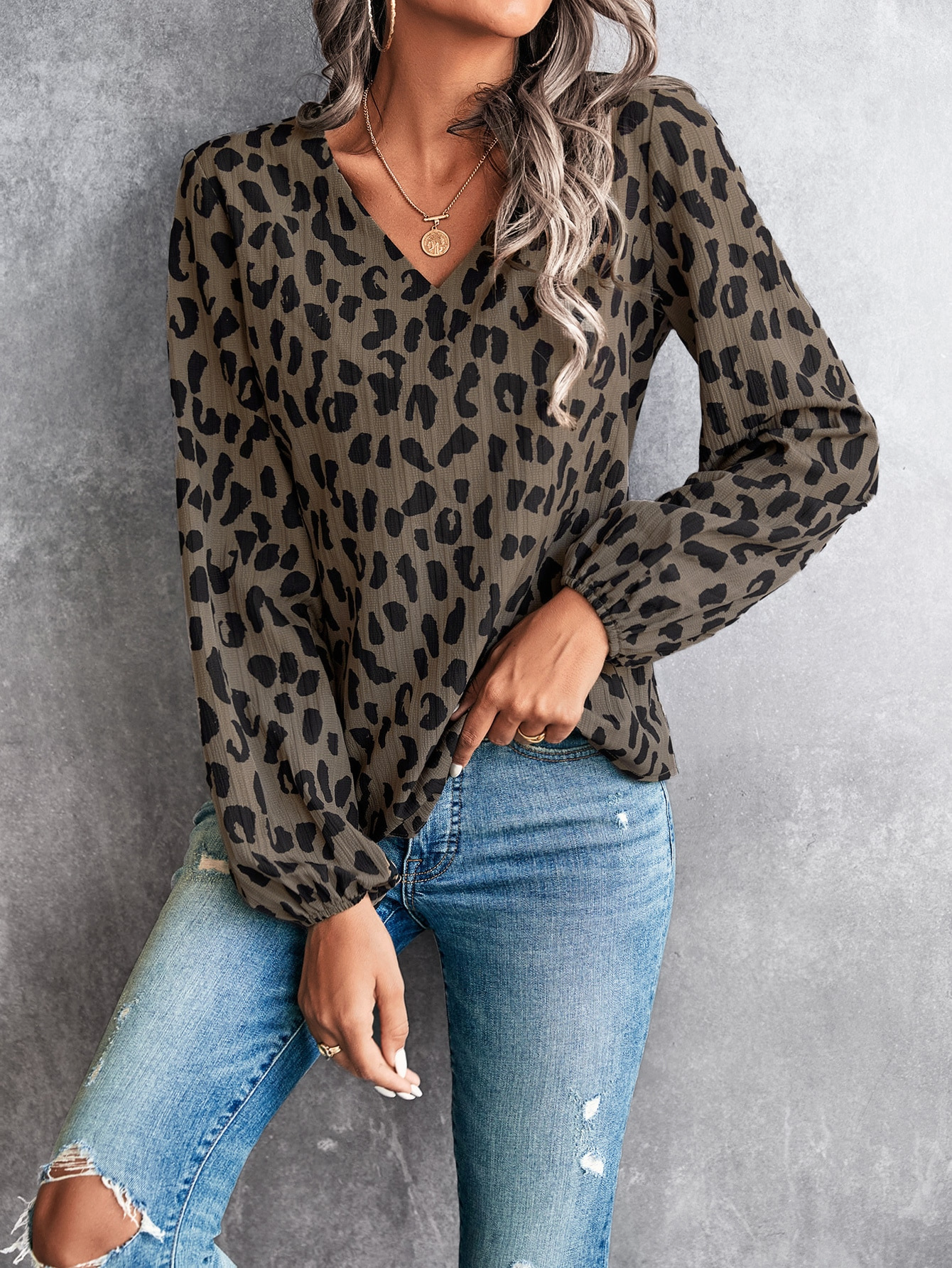 Daphne - Damenbluse mit V-Ausschnitt und Leopardenmuster