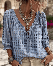 Araminta - Bluse mit weichem Griff und schnürbarem V-Ausschnitt – Nebelblau