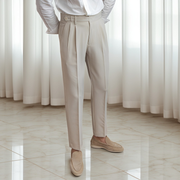 Kristian - Modische Plisseehose mit Schnalle für Herren – Beige