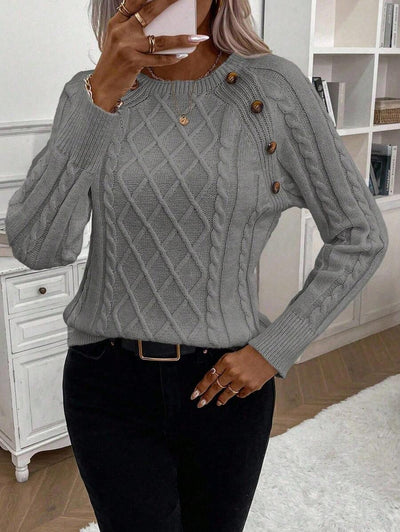 Clara – Pullover mit Knopfdetails und Zopfmuster