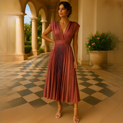 Elvira - Stilvolles Midi-Kleid mit V-Ausschnitt und Raffungen – Braun