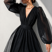 Emina - Elegantes Kleid mit V-Ausschnitt und langen Ärmeln – Schwarz
