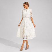 Hallie - Zeitgemäßes Midikleid – Weiß