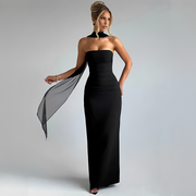 Carmila - Ein elegantes schulterfreies Oberteil in einem eng anliegenden Kleid – Schwarz