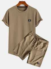 Kurzärmeliges geometrisches Jacquard-T-Shirt mit abgerundetem Saum & Shorts – Bräune