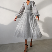Emina - Elegantes Kleid mit V-Ausschnitt und langen Ärmeln – Weiß