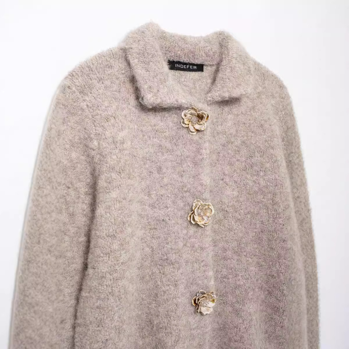 Marcella - Strickmantel mit floralen Knöpfen