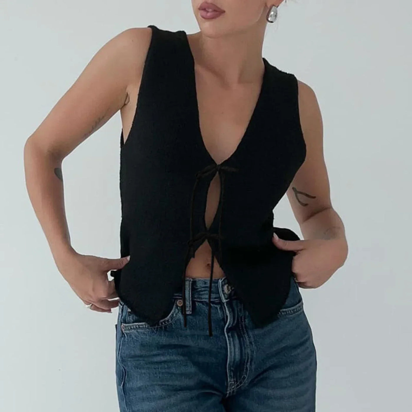 Strickweste mit Schnürung | Ärmellos | Moderner Minimalismus