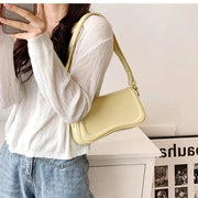Amal - Handtasche mit gewellter Klappe – Hellgrün