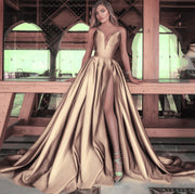 Elegantes Maxikleid mit tiefem V-Ausschnitt und hohem Schlitz für Damen – perfekt für Hochzeiten und andere festliche Anlässe – Gold
