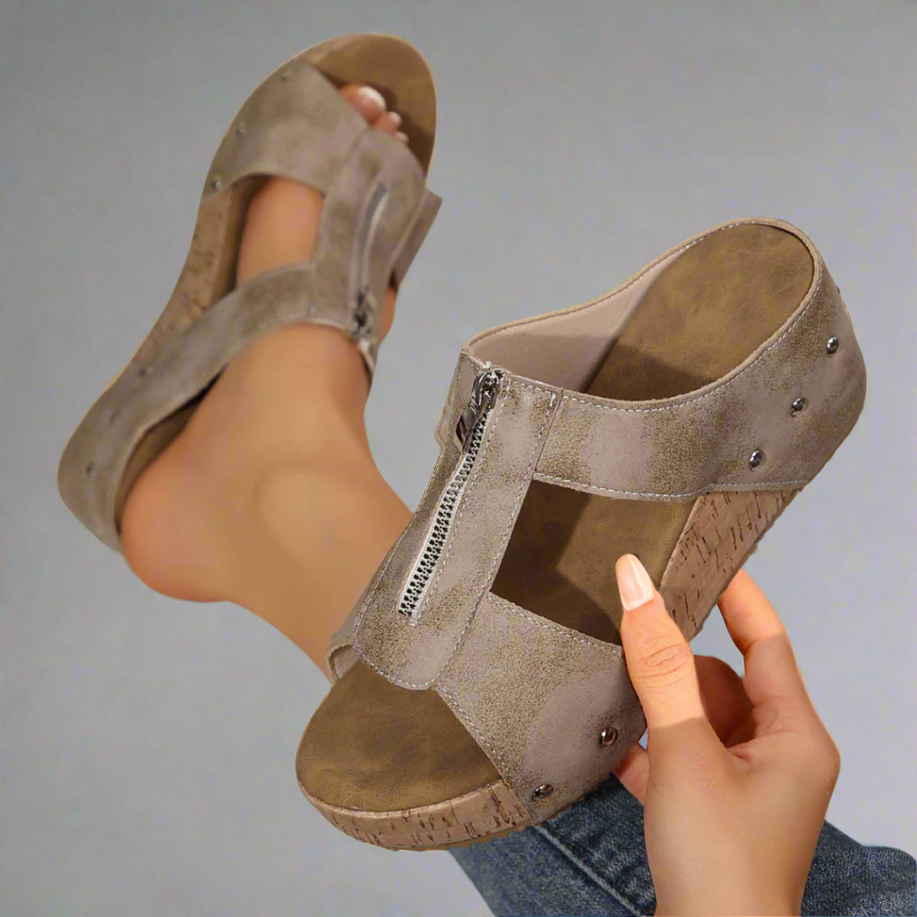Alwine | Wedge Sandalen mit Klinken und dicker Sohle