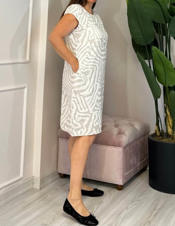 Luftiges Sommerkleid | Gerader Schnitt | Dezentes Muster