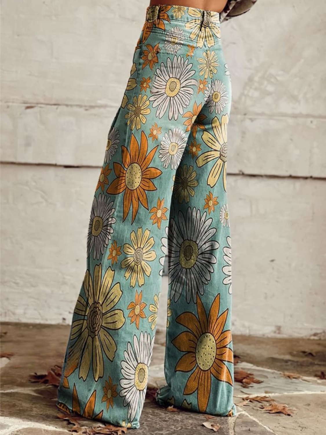 Weit geschnittene Jeans | High Waist | Blumenprint im Retro-Look