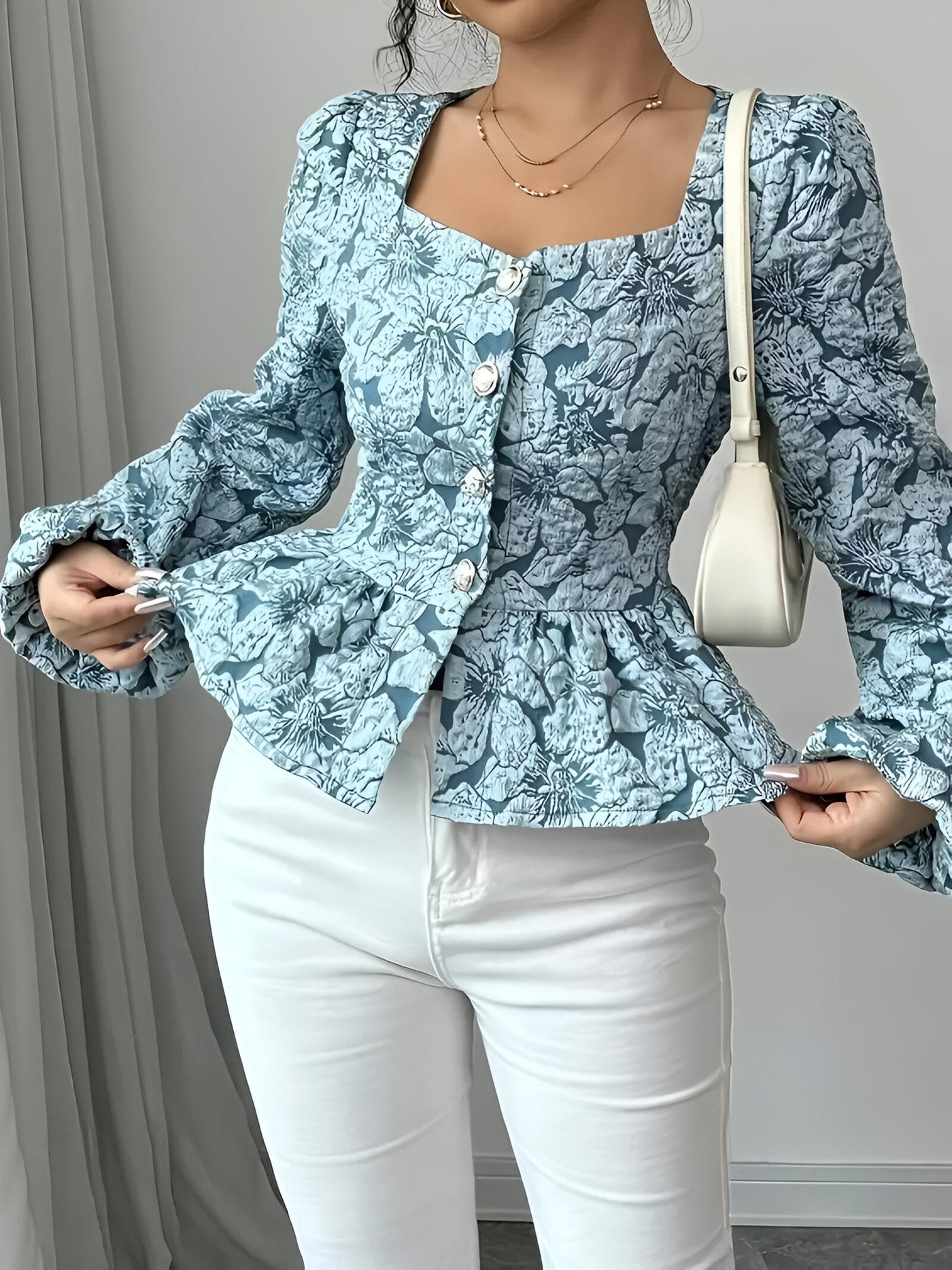 Freesia | Elegante Blumen-Jacquard-Bluse mit Herz-Ausschnitt