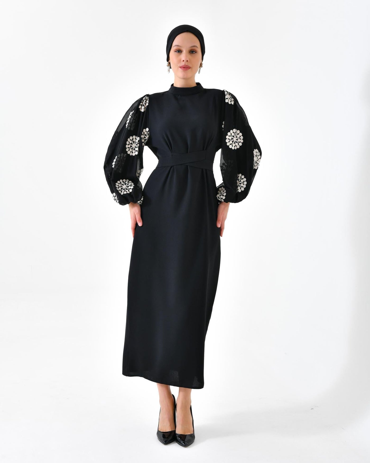 Besticktes Kleid mit Ballonärmeln