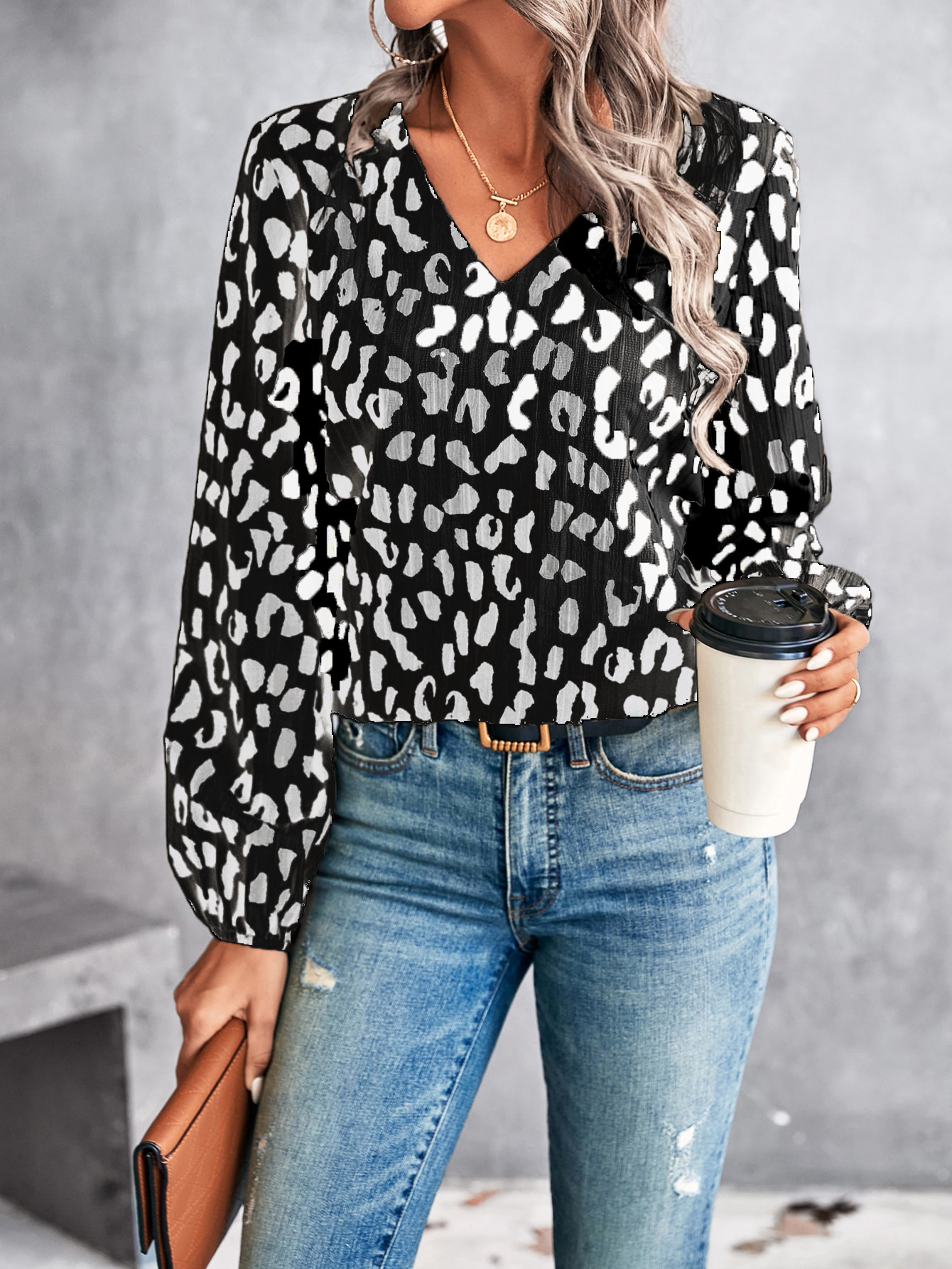 Daphne - Damenbluse mit V-Ausschnitt und Leopardenmuster