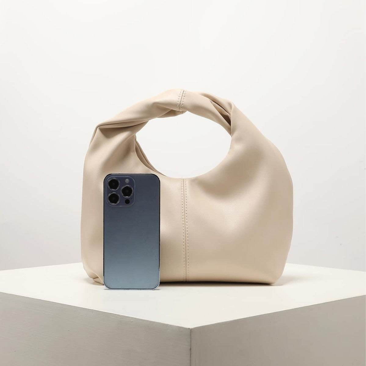 Theodora - Tragbare Schultertasche, Unterarmtasche