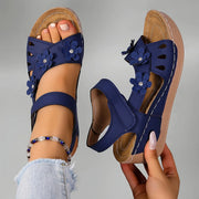 Fiorelia - florale Komfort-Keilsandalen – Blau