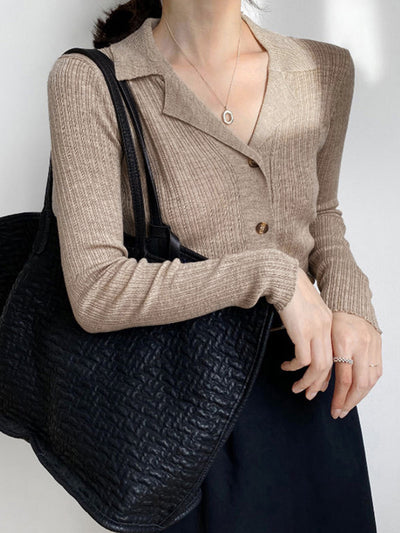 Strickjacke mit Kragen | Feiner Rippenstrick | Zeitlose Eleganz