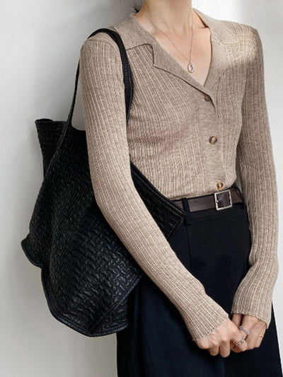 Strickjacke mit Kragen | Feiner Rippenstrick | Zeitlose Eleganz