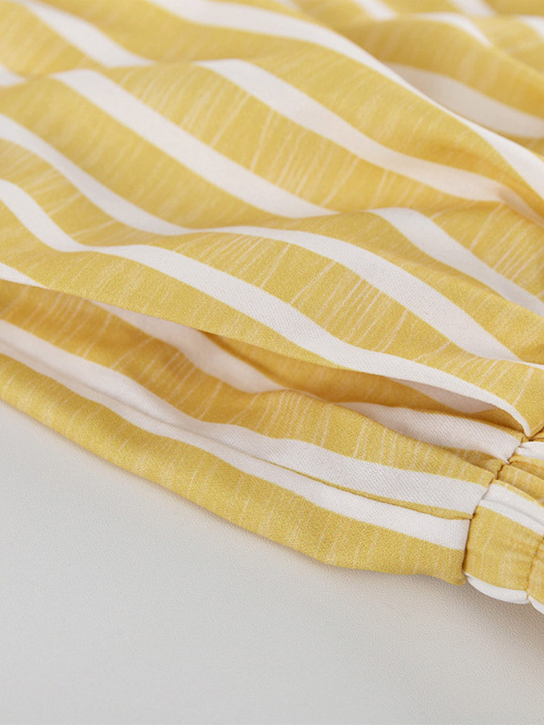 Zweiteiliges Set mit Streifen | Wickelbluse & Weite Hose | Modern und Lässig