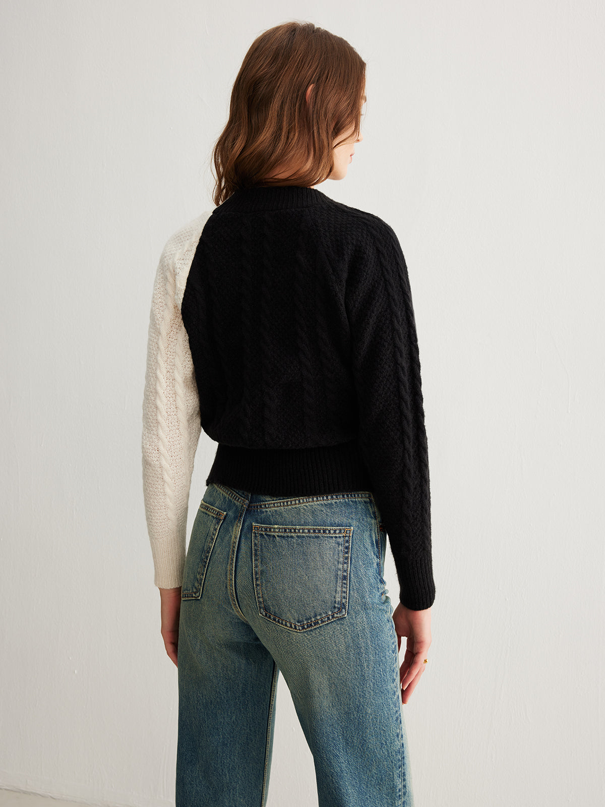 Moderne Damen Wickel-Cardigan aus Strick | Zopfmuster & Zweifarbiger Look