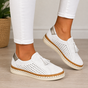 Anceline - Perforierte Komfort-Sneaker mit Quasten – Weiß