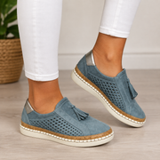 Anceline - Perforierte Komfort-Sneaker mit Quasten – Blau