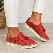 Anceline - Perforierte Komfort-Sneaker mit Quasten – Rot