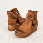 Alarise - Gepolsterte Keilsandalen – Braun