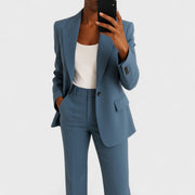 Estevia - Taillierter Hosenanzug mit Ein-Knopf-Blazer – Blau