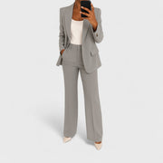 Estevia - Taillierter Hosenanzug mit Ein-Knopf-Blazer – Grau