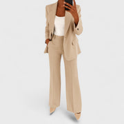 Estevia - Taillierter Hosenanzug mit Ein-Knopf-Blazer – Beige