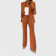 Estevia - Taillierter Hosenanzug mit Ein-Knopf-Blazer – Braun
