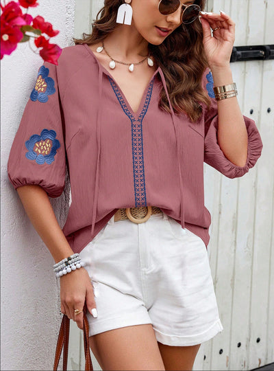 Bluse mit Blumenstickerei | V-Ausschnitt | Sommerlich & Feminin