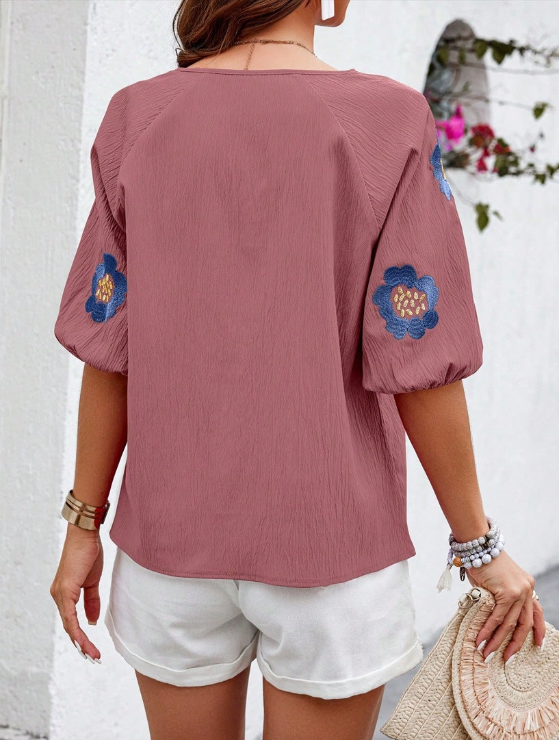 Bluse mit Blumenstickerei | V-Ausschnitt | Sommerlich & Feminin