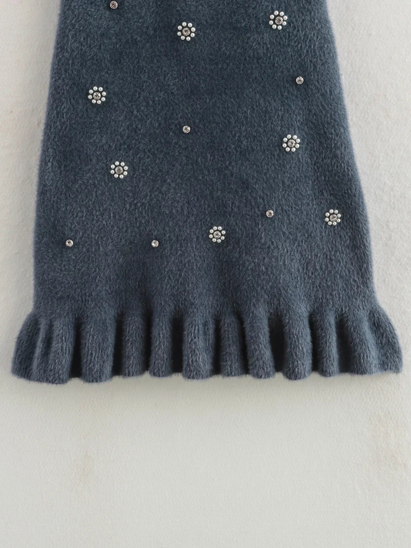 Strick-Minikleid mit Ziersteinen | Femininer Schnitt | Verspielt & Elegant