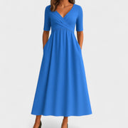 Elegantes Midikleid für Frauen - V-Ausschnitt, Ellbogenlange Ärmel, Praktische Taschen – Hellblau