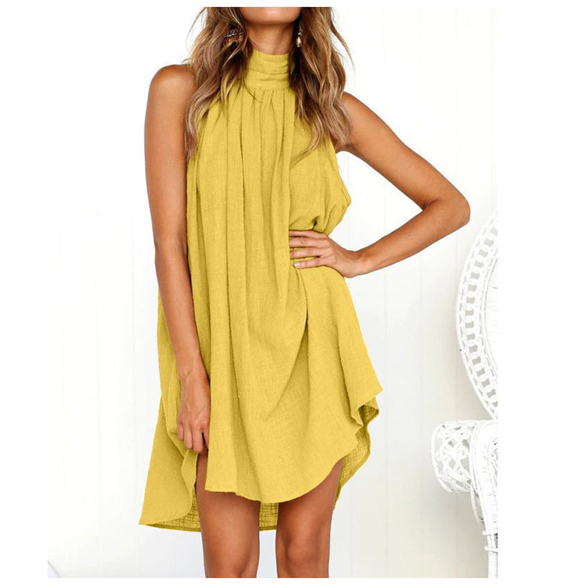 Rückenfreies halterneck-kleid mit high-low-saum