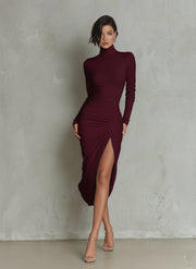 Figurbetontes weißes Midikleid mit Raffungen – Dunkelrot