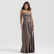 Jazmine - Elegantes, figurbetontes Maxikleid – Braun