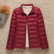 Hannelora - ultraleichte Pufferjacke – Burgunder Stehkragen