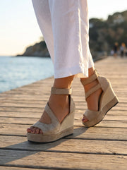 Eluned - Gepolsterte Keilsandaletten – Beige