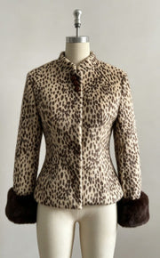 Damen Taillierte Kurzjacke mit Leopardenmuster und Kunstpelzmanschetten Nord Taschen – Leopardenprint Kunstfell‑Stehkragenjacke – Bildfarbe