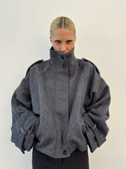 Damen Kurz geschnittene Oversize-Wolljacke mit hohem Stehkragen, Schulterklappen und verstellbaren Ärmelriegeln Nord Taschen – Grau