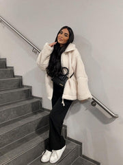 Damen Boxy-Teddyfleece-Jacke mit Stehkragen, Zwei-Wege-Reißverschluss und aufgesetzten Taschen Nord Taschen – Premium-Offwhite