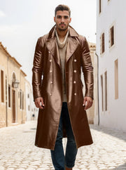 Herren Langer glänzender Kunstleder-Trenchcoat mit Doppelreiher und markantem Revers Nord Taschen – Braun