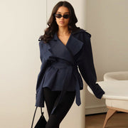 Damen Cropped-Trenchjacke mit doppelter Knopfleiste, Taillengürtel und Schulterriegeln Nord Taschen – Marineblau