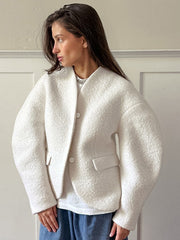 Damen Kurzjacke im Bouclé-Stil mit Oversize-Ärmeln und Pattentaschen Nord Taschen – Weiß